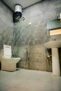 法里达巴德Aagman Stays By Kasa Lusso的一间带卫生间和水槽的浴室