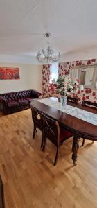 伯肯黑德Linksway House的客厅配有桌子和沙发