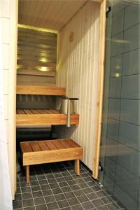 科林基拉Saunallinen kaksio, asunto Kolin Kolo的一个带木制架子和淋浴的桑拿浴室