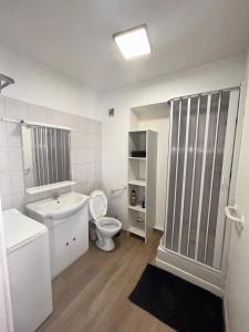 马赛Les jacinthes的白色的浴室设有卫生间和水槽。