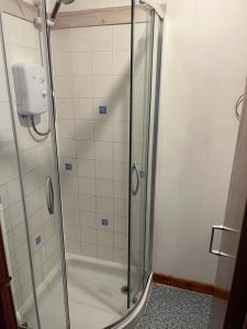 威克Impala Guest House的浴室里设有玻璃门淋浴