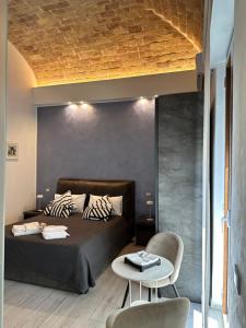 泰尔莫利B & B Via Cavour的卧室配有一张床和一张桌子及椅子