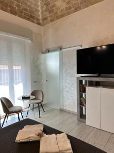 泰尔莫利B & B Via Cavour的客厅设有壁挂式平面电视。