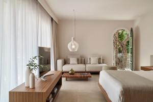 卡拉米San Antonio Corfu Resort (Adults Only)的一间卧室设有一张床和一间客厅。