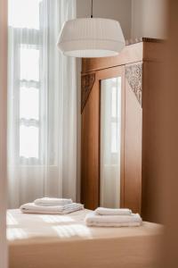 干尼亚Villa Kalliopi的两条毛巾,放置在床上,配有镜子