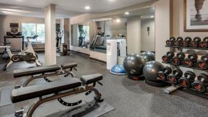 奥兰多Staybridge Suites Orlando Royale Parc Suites, an IHG Hotel的一间健身房,里面设有数个健身器材