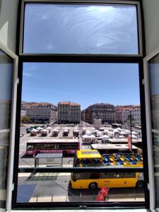 里斯本Figueira House in Beira Minho的享有停车场景致的窗户,设有巴士
