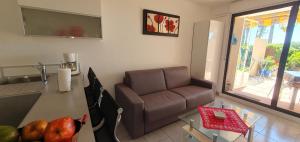 戛纳额吉公寓的客厅配有沙发和桌子