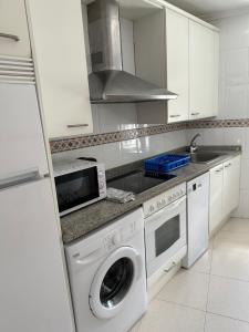 乌迪亚莱斯堡Preciosa casa en Castro Urdiales的厨房配有洗衣机和水槽