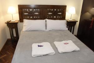 圣萨尔瓦多德朱Departamento Balcarce Jujuy 4B的一张带两条毛巾的床和两盏灯