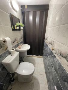 乌姆盖斯Beit Al Hasan بيت الحسن的白色的浴室设有卫生间和水槽。
