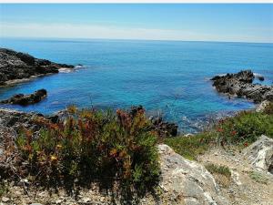 阿谢亚A Levante的从岩石海岸欣赏海景