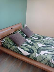 VezzaniMaison de village, charmante et authentique, haute-corse的床上的床铺