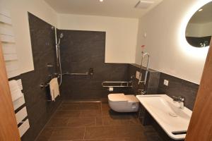 施特拉斯瓦尔兴Gasthof Lebzelter的浴室配有卫生间、盥洗盆和淋浴。