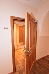 施特拉斯瓦尔兴Gasthof Lebzelter的木地板客房的开放式门