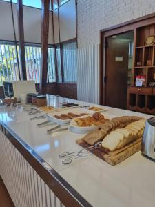 埃尔多拉多Hotel ACA Eldorado的上面有几种面包的柜台