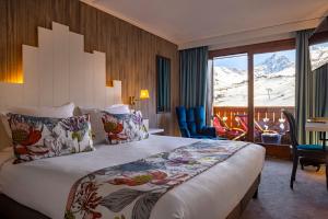 谷雪维尔Hôtel Courcheneige的酒店客房 - 带一张山景床
