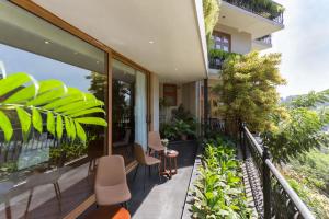 康提Serene Villa 38的阳台,带椅子和植物