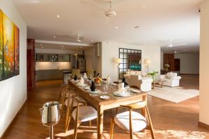 康提Serene Villa 38的用餐室以及带桌椅的起居室。