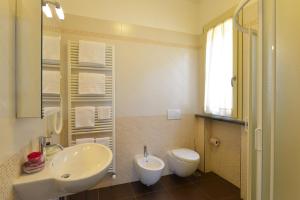 罗西尼亚诺－索尔瓦伊Hotel Rosignano的一间带水槽、卫生间和镜子的浴室