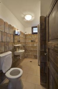 霍尔洛克霍洛可维斯凡德哈扎克假日公园的一间带卫生间和水槽的浴室
