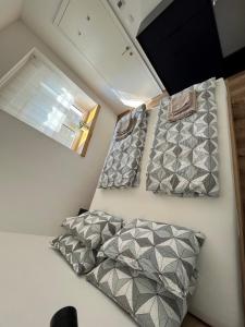 托尔明Azimut Hiša的卧室配有两张床和墙上的枕头。