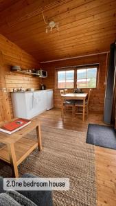 ReynistaðurArmuli的小木屋设有桌子和用餐室
