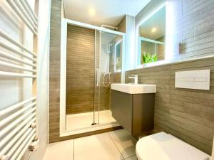浦耳Incredible Apartment - Amazing Location - Free Parking & WiFi!的浴室配有卫生间、盥洗盆和淋浴。