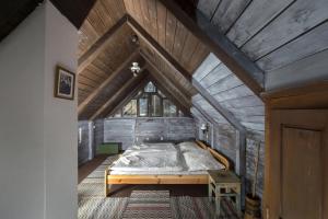霍尔洛克霍洛可维斯凡德哈扎克假日公园的木制阁楼卧室配有一张床