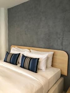 班拉克海滩Punnpreeda Beach Resort - SHA Plus Certified的一张带蓝色和白色枕头的床