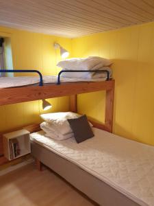奥基克比St. Strandbygaard的黄色墙壁的客房内设有两张双层床
