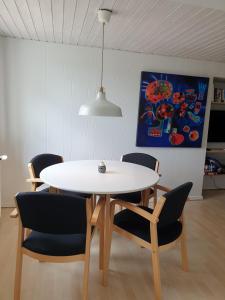 奥基克比St. Strandbygaard的一间配备有白色桌椅的用餐室