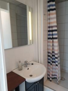 奥基克比St. Strandbygaard的一间带水槽和淋浴的浴室