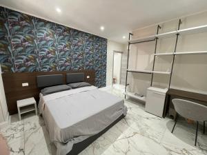 泰拉奇纳Corso 104的一间卧室配有床和壁画