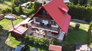 阿列谢尼Casa dintre Brazi的红色屋顶房屋的模型