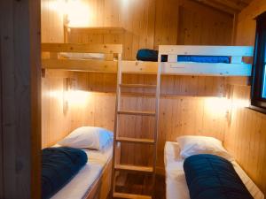 GraneLodges du Camping les 4 Saisons的小屋内带两张双层床的客房