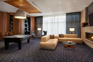 卡尔加里卡尔加里机场万豪原住酒店的带沙发和台球桌的客厅