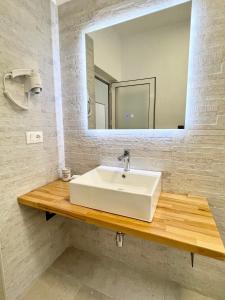 都拉斯Art Studio Apartments Durrës的浴室设有白色水槽和镜子