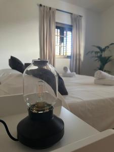 巴列埃尔莫索Apartamento Fortaleza的一张桌子上的黑色搅拌机,房间带两张床