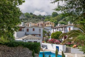 霍里顿Aeolos Hotel & Villas - Pelion的享有村庄的白色房屋美景