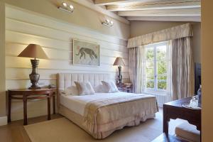 吉塔里亚伊图雷吉酒店的一间卧室设有一张大床和一个窗户。