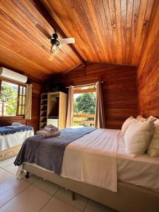 阿布拉奥马塔纳提瓦旅馆的一间卧室设有一张带木制天花板的大床