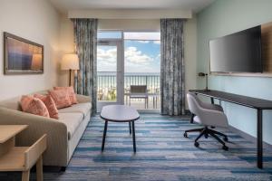 彭萨科拉海滩Fairfield by Marriott Inn & Suites Pensacola Beach的带沙发和书桌的客厅