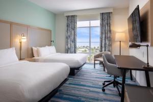 彭萨科拉海滩Fairfield by Marriott Inn & Suites Pensacola Beach的酒店客房配有两张床和一张书桌