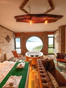 艾德亚耶拉西Organic village bungalow的客房设有床、沙发和桌子。