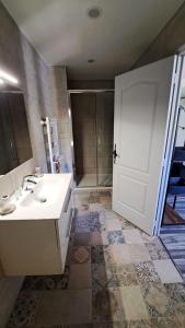 LantosqueMon gîte à Pélasque的浴室配有白色水槽和淋浴。