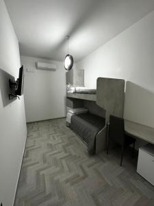 AcerraAlloggio Pulcinella 2 Affittacamere的小房间设有书桌和桌子