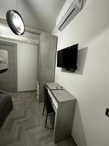 AcerraAlloggio Pulcinella 2 Affittacamere的小房间设有一张桌子和一台墙上的电视