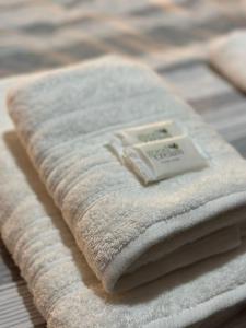 拉斐拉Casa Valentino的桌子上堆着的毛巾