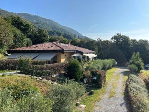 阿尔蒙诺圣巴特鲁姆Agriturismo Al Robale的山坡上有土路的房子